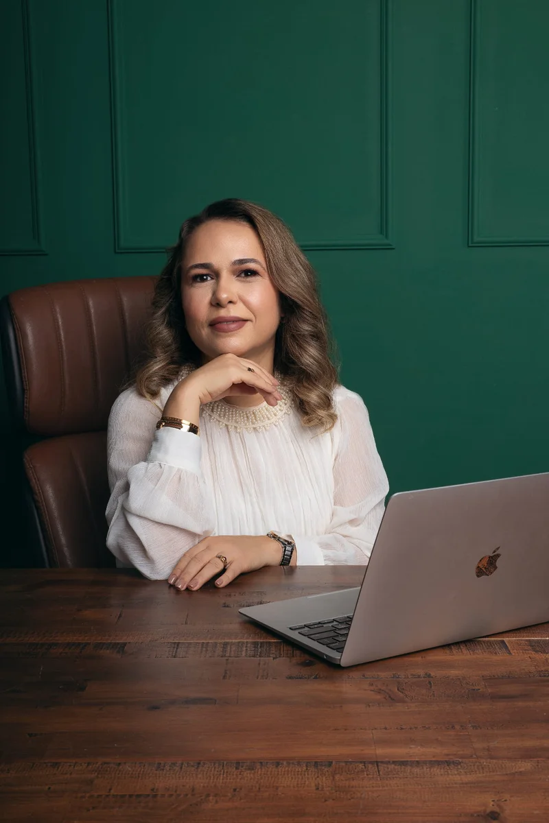 Dra. Sara Pantaleão, médica, sorrindo e usando óculos