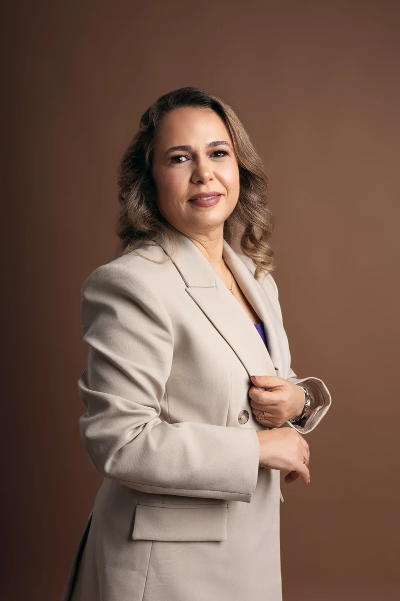 Dra. Sara Pantaleão, médica, em seu consultório